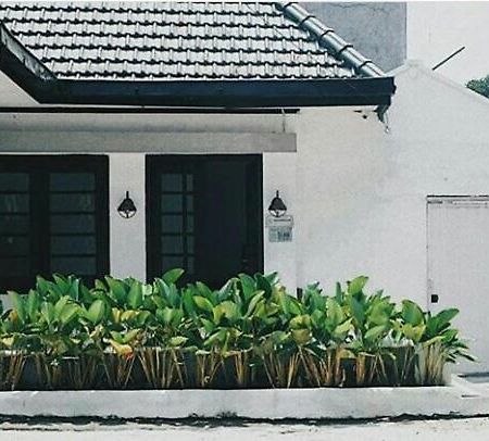 Askhara Guesthouse Surabaya Exterior foto