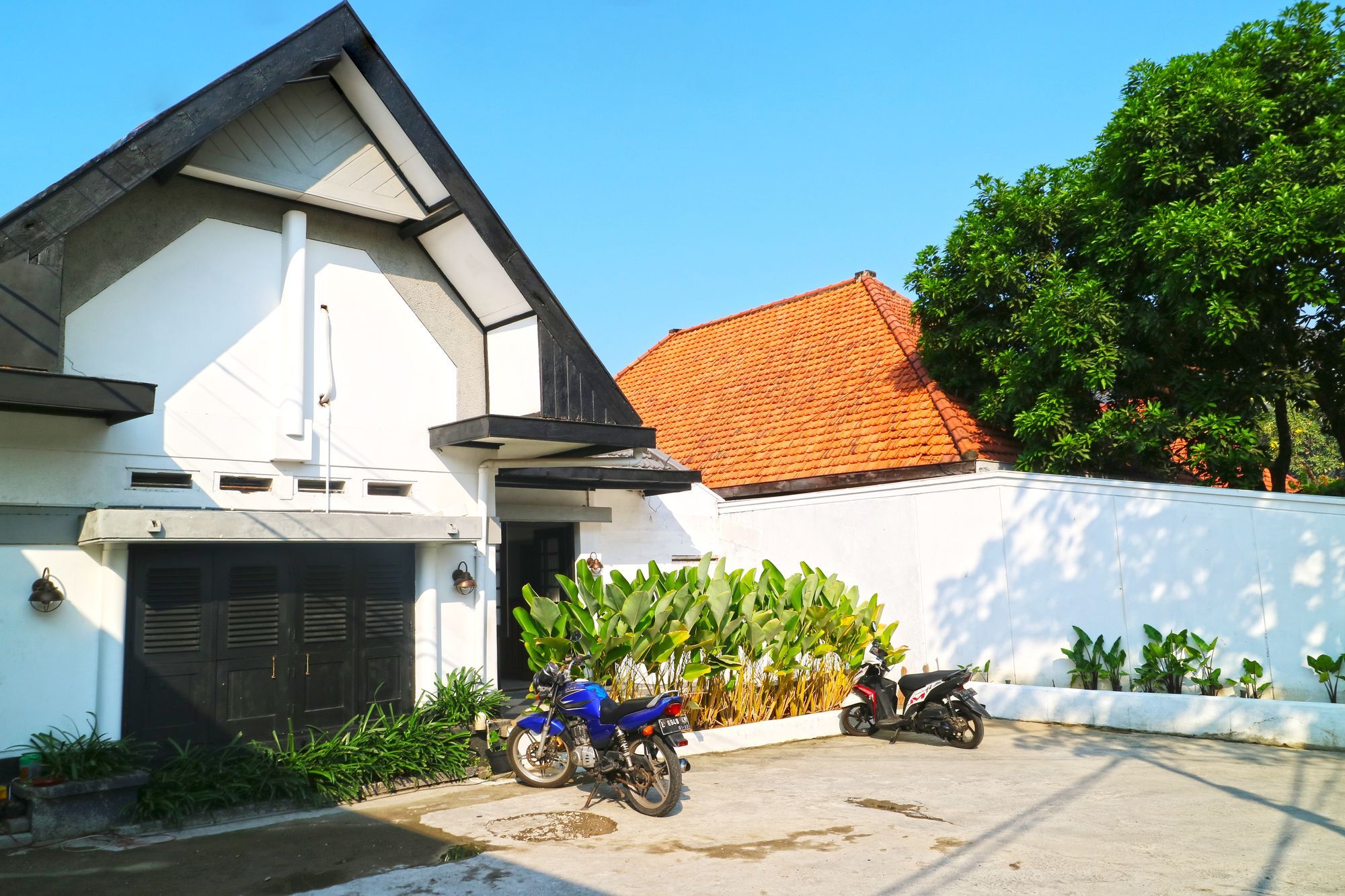 Askhara Guesthouse Surabaya Exterior foto